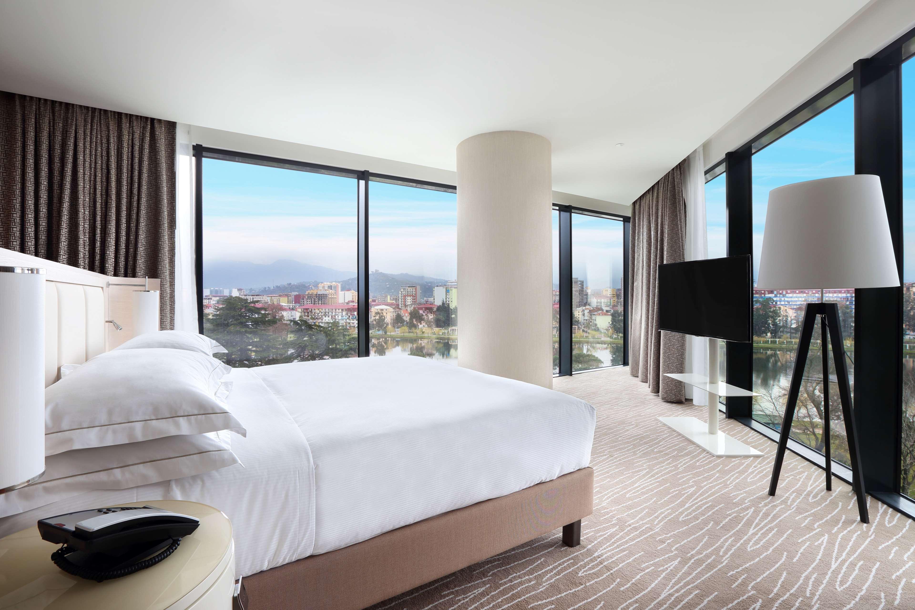 Hilton Batumi Hotel Exterior foto A bedroom at the hotel