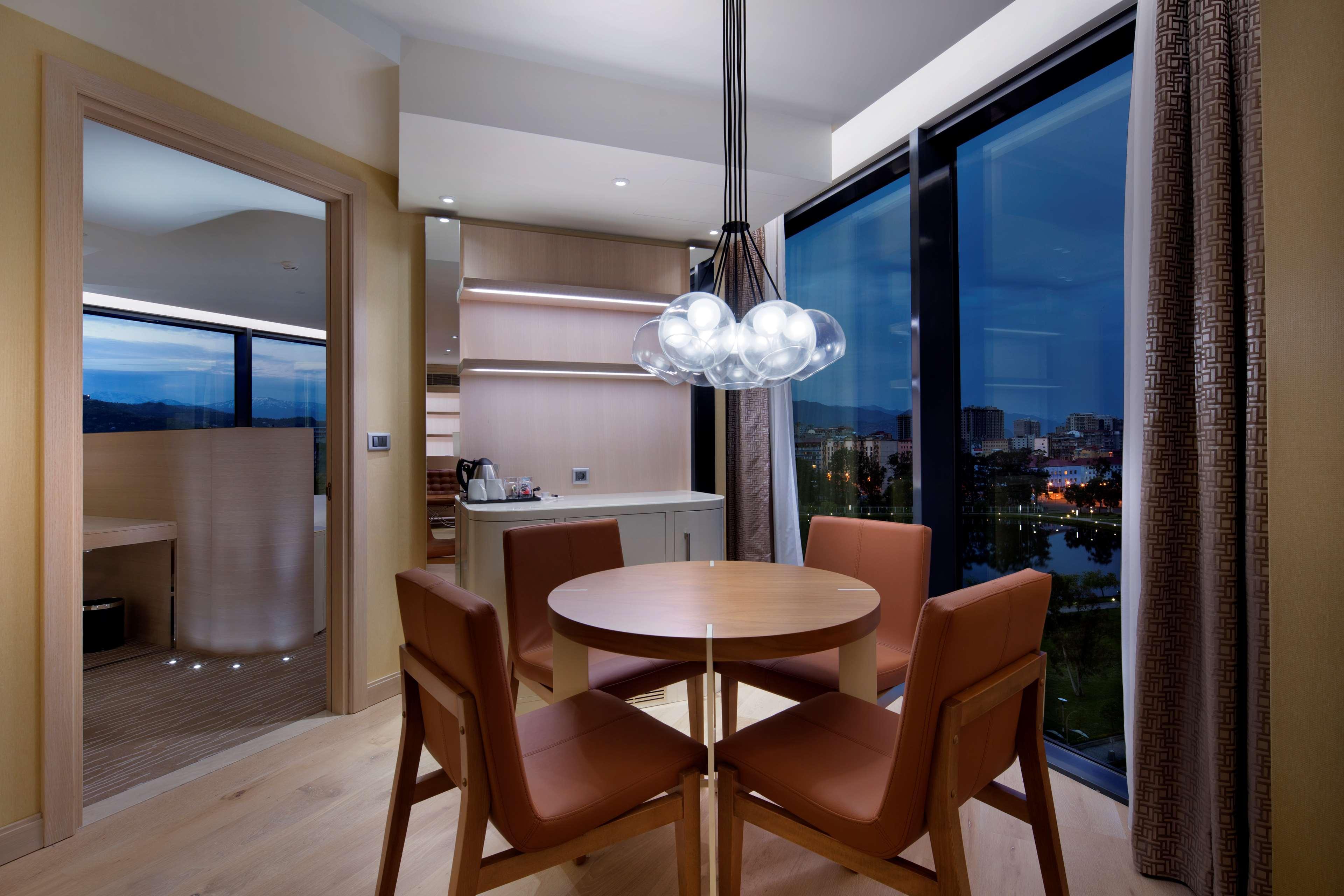 Hilton Batumi Hotel Exterior foto A dining room in a private apartment