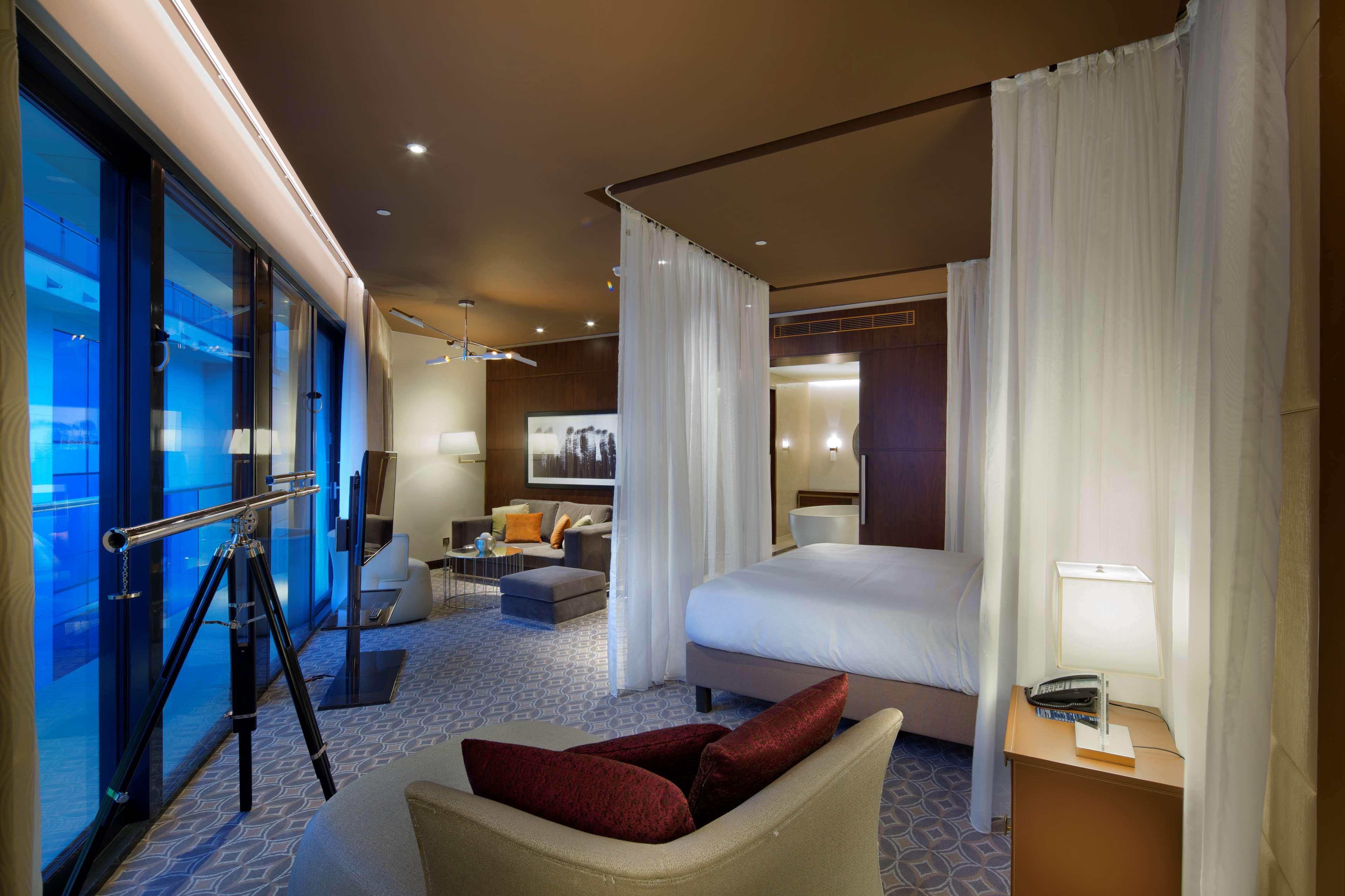 Hilton Batumi Hotel Exterior foto A suite at the hotel