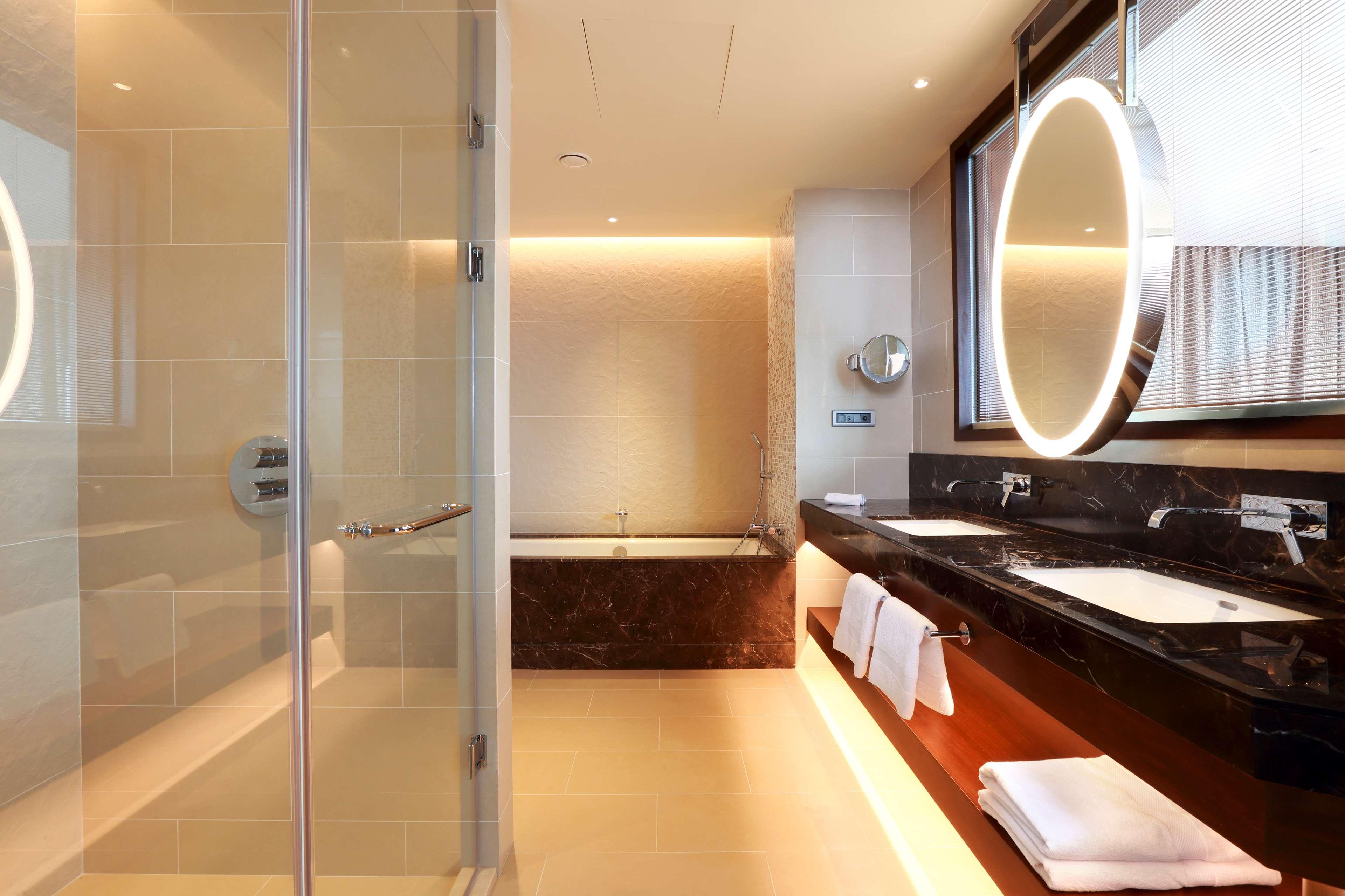 Hilton Batumi Hotel Exterior foto Bathroom