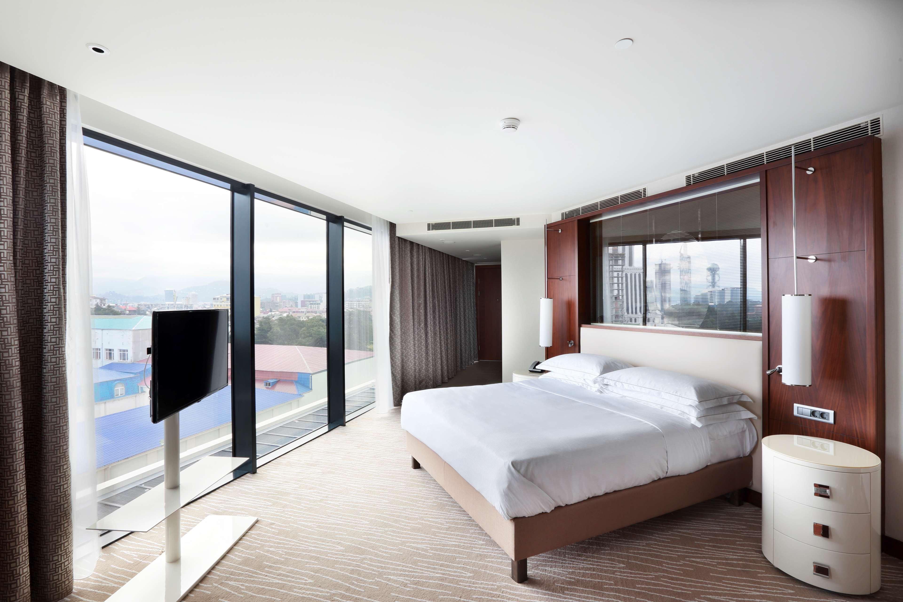 Hilton Batumi Hotel Exterior foto A bedroom at the hotel