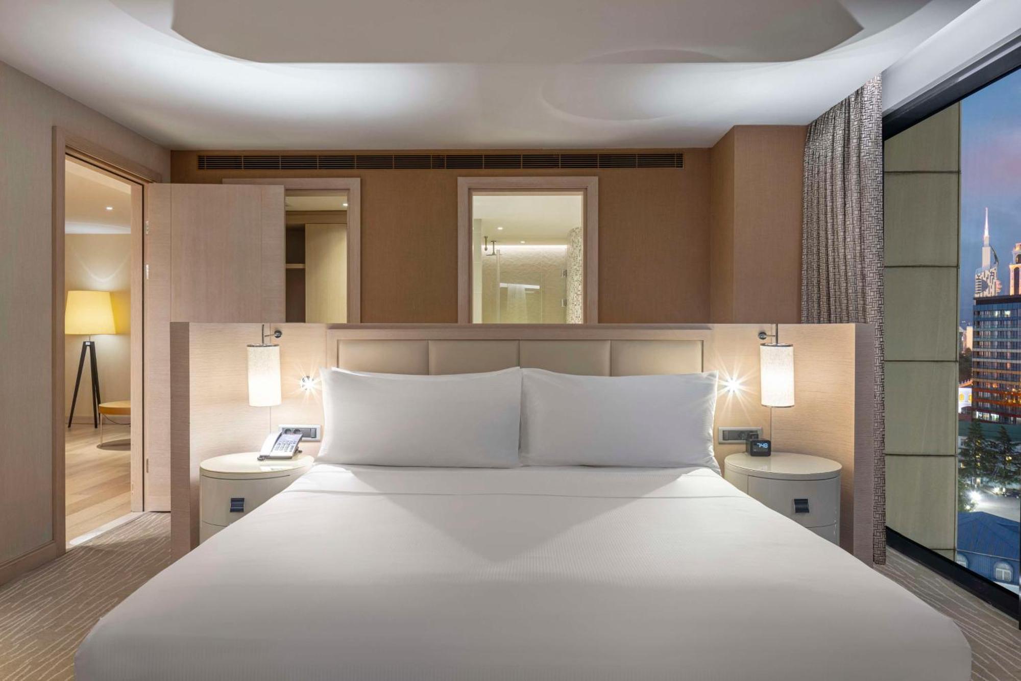 Hilton Batumi Hotel Exterior foto A bedroom at the hotel