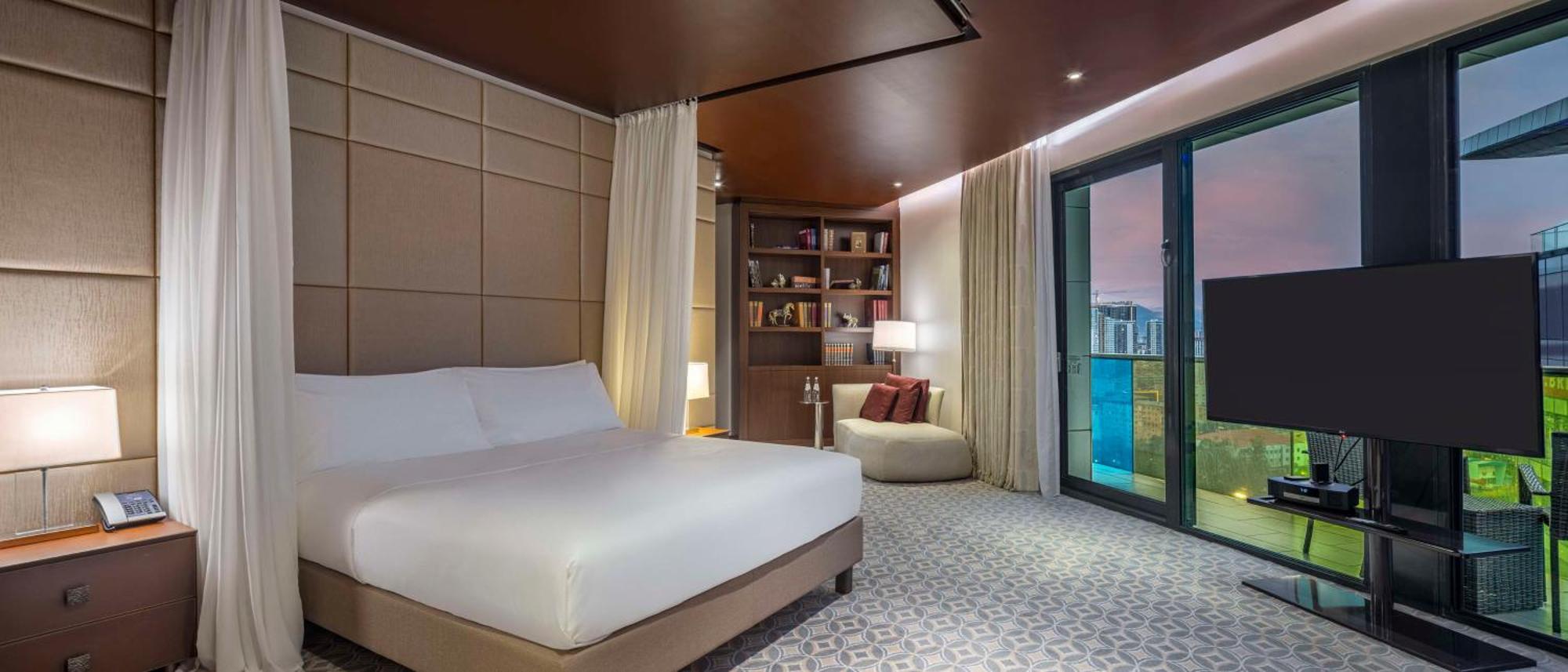 Hilton Batumi Hotel Exterior foto A bedroom at the hotel
