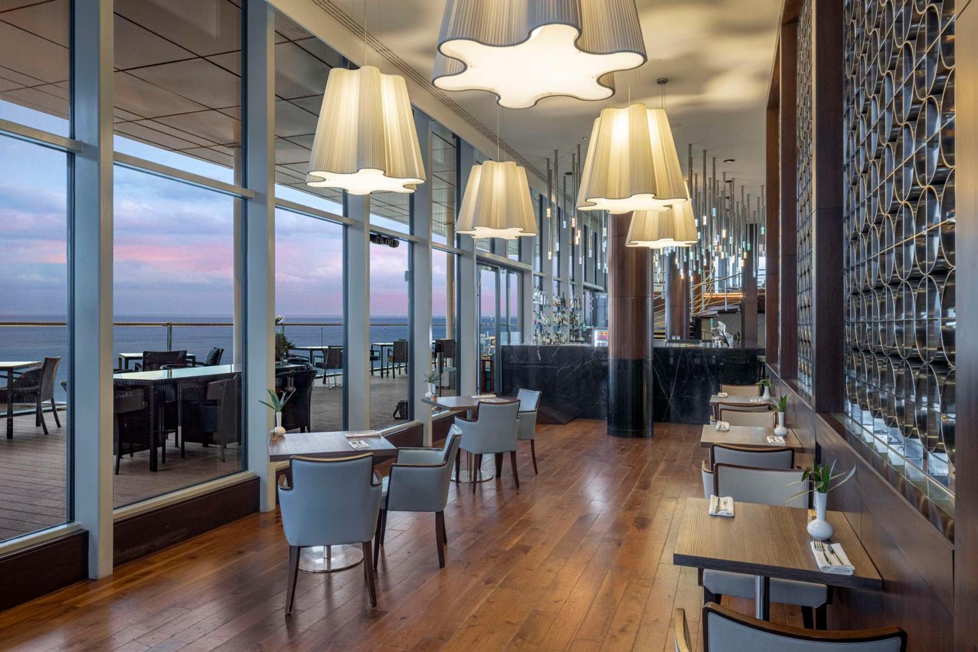 Hilton Batumi Hotel Exterior foto The Lounge at the 360° Restaurant
