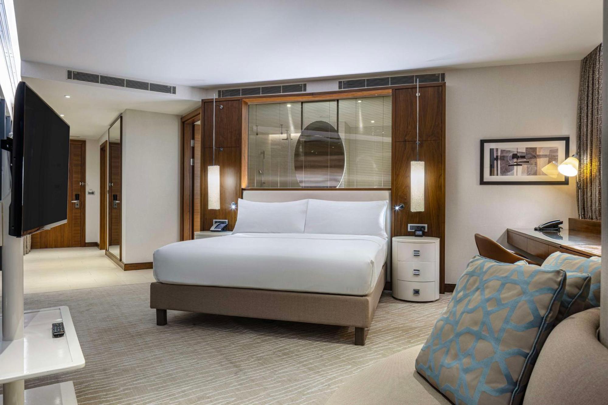 Hilton Batumi Hotel Exterior foto A bedroom at the hotel