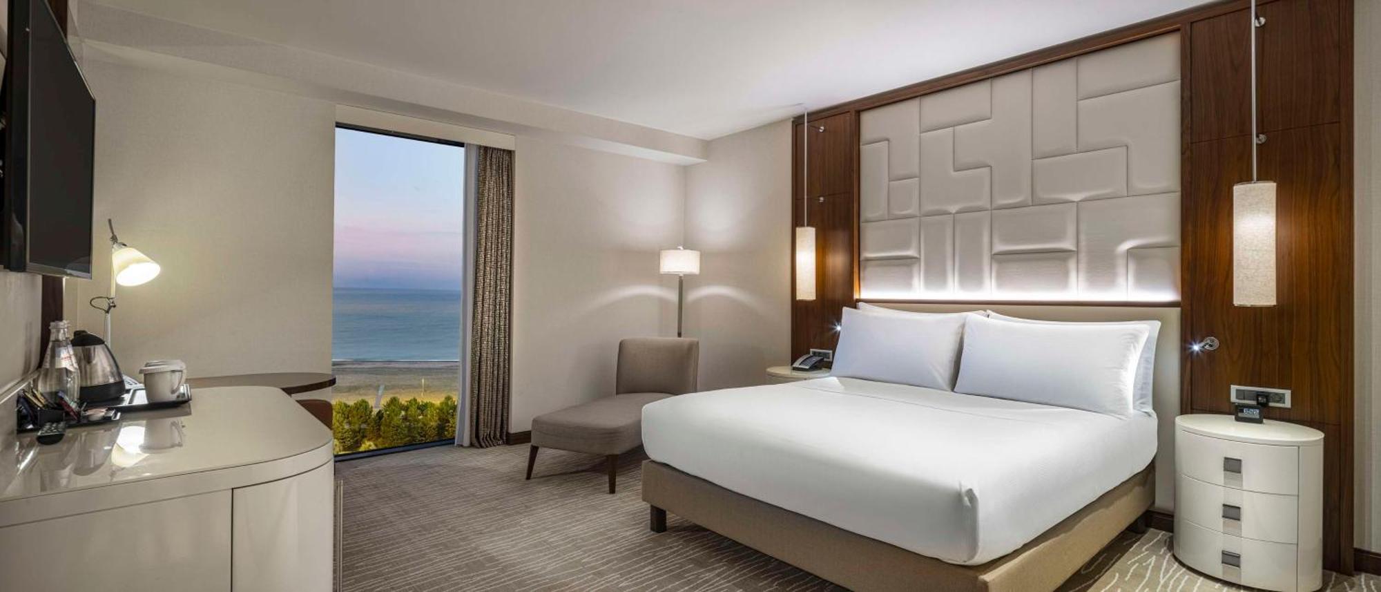 Hilton Batumi Hotel Exterior foto A guest room at Hilton Garden Inn