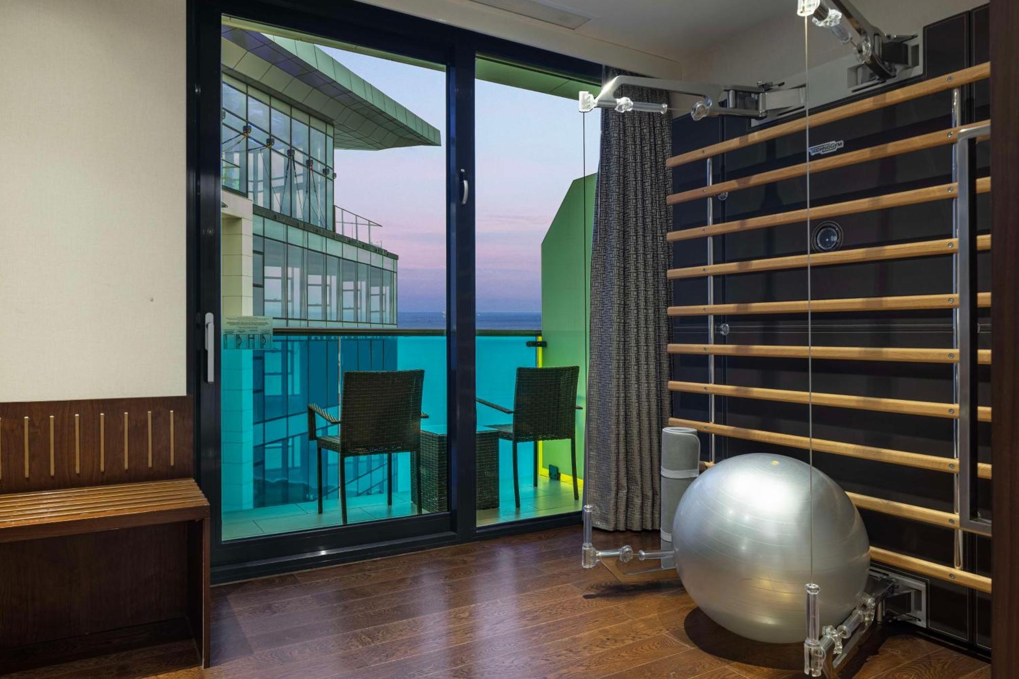 Hilton Batumi Hotel Exterior foto A home gym