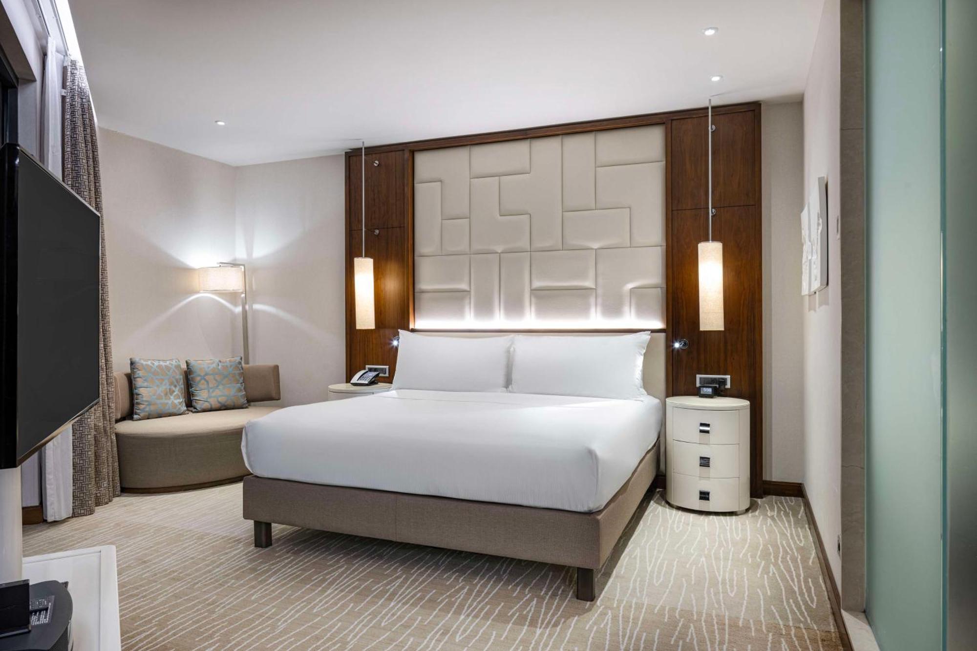 Hilton Batumi Hotel Exterior foto A bedroom at the hotel